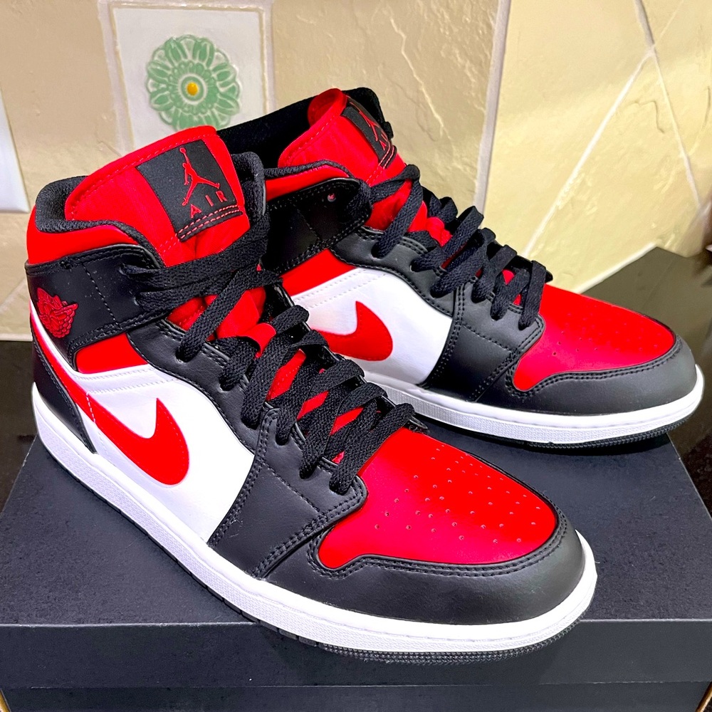 NWT Boxed Nike Air Jordan 1 MidHeight Sneaker Size 10.5 Men Black & Red